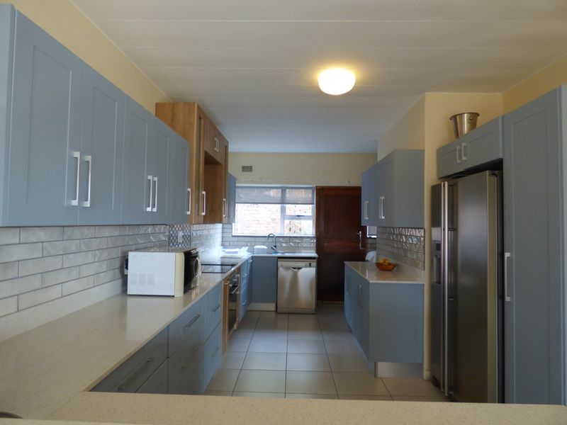 Spacious Corner Townhouse with Stunning Kowie River, Harbour & Sea Views - Photo 10