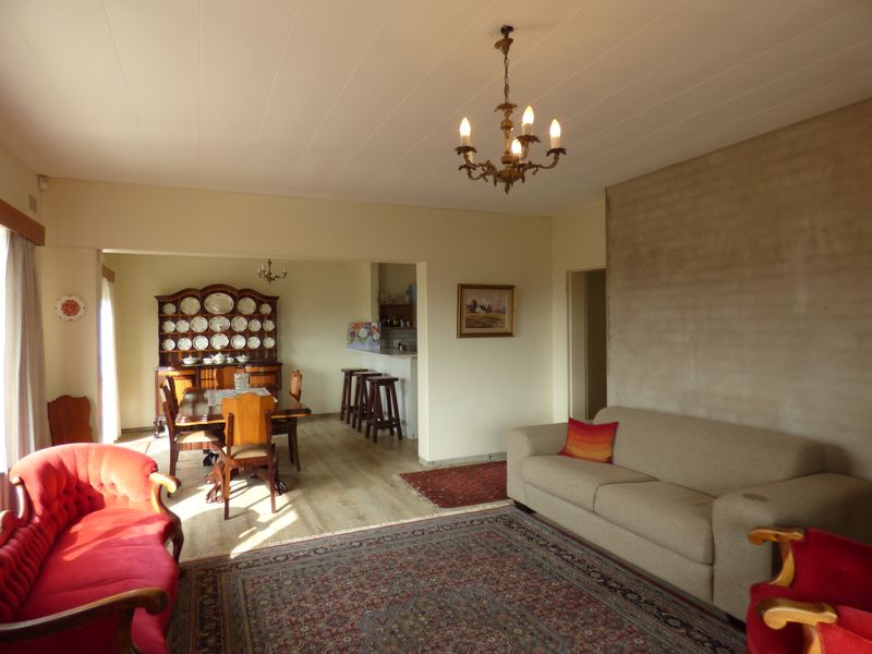 Spacious Corner Townhouse with Stunning Kowie River, Harbour & Sea Views - Photo 7
