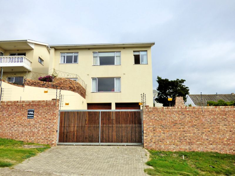 Spacious Corner Townhouse with Stunning Kowie River, Harbour & Sea Views - Photo 1