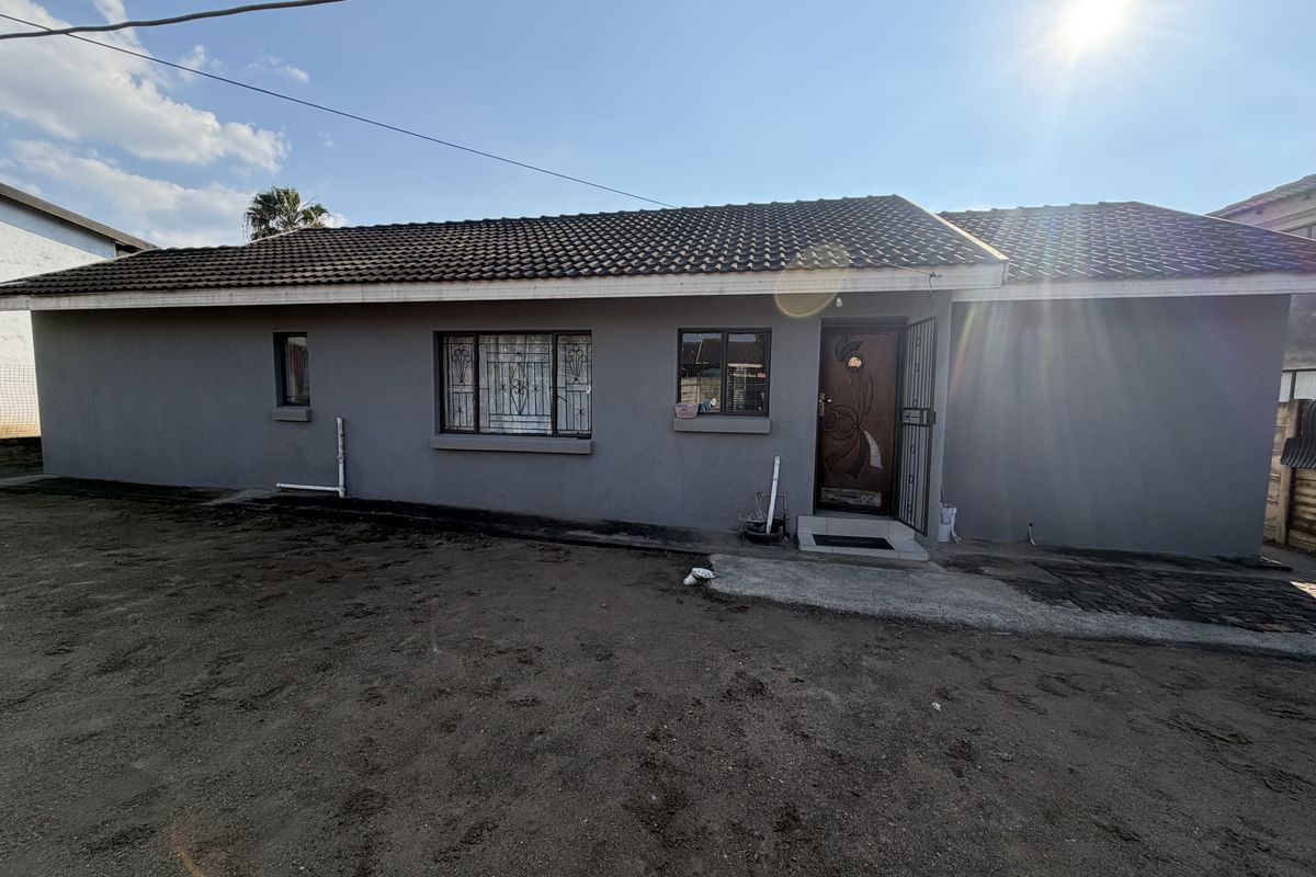 Spacious 3 Bedroom Family Home , for sale in Louis Trichardt - Photo 2
