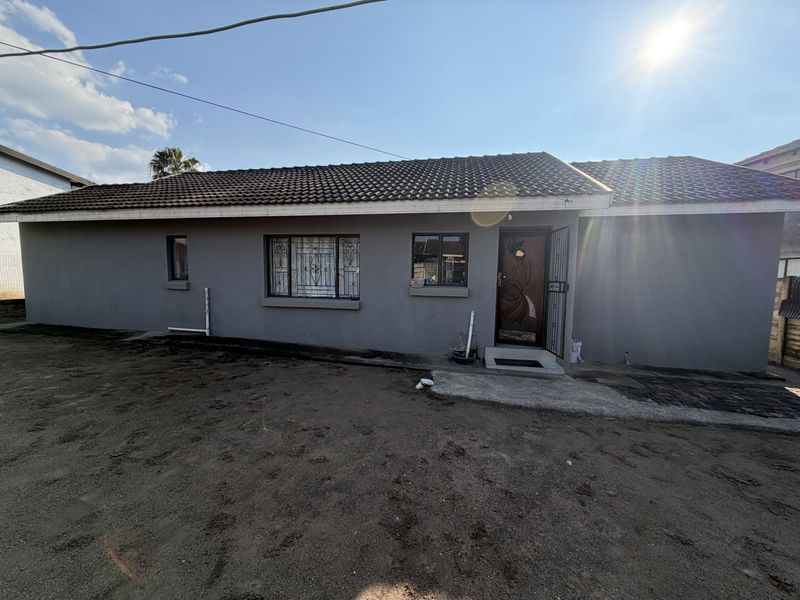 Spacious 3 Bedroom Family Home , for sale in Louis Trichardt - Photo 2