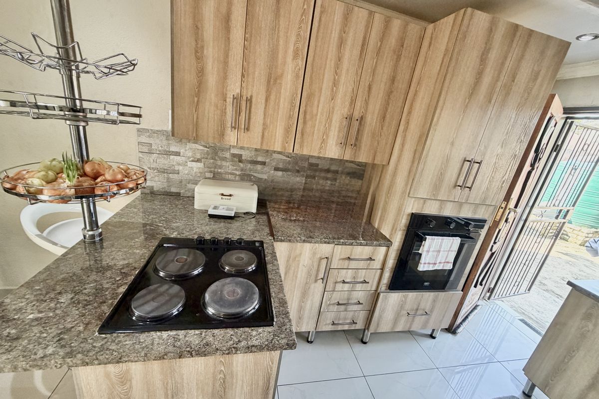 Spacious 3 Bedroom Family Home , for sale in Louis Trichardt - Photo 3
