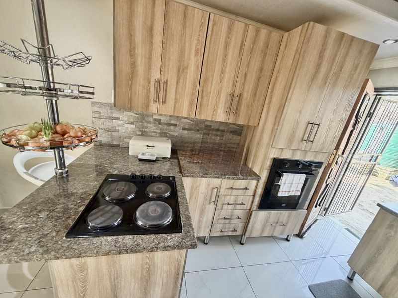 Spacious 3 Bedroom Family Home , for sale in Louis Trichardt - Photo 3