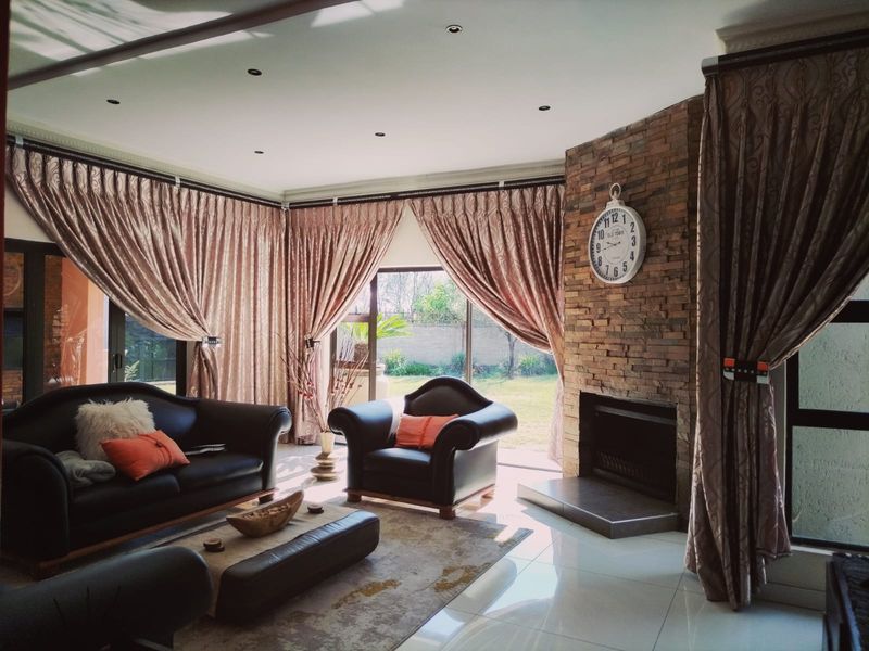 Luxurious Modern Family Home in a Prestigious and Peaceful Location - Photo 3