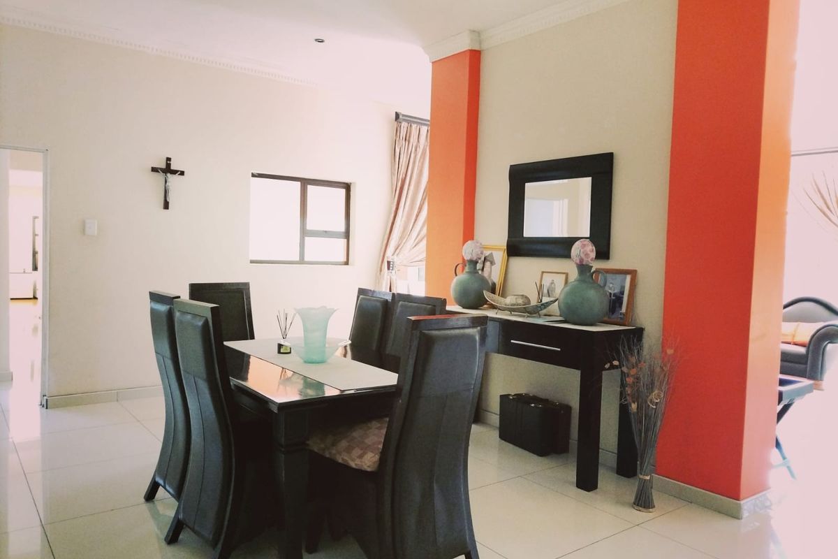 Luxurious Modern Family Home in a Prestigious and Peaceful Location - Photo 2