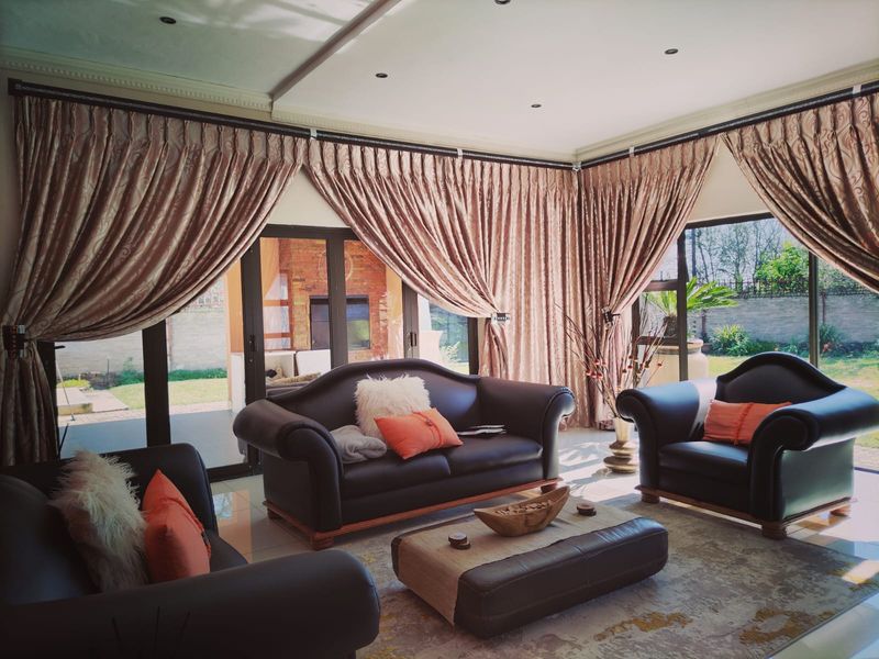 Luxurious Modern Family Home in a Prestigious and Peaceful Location - Photo 4