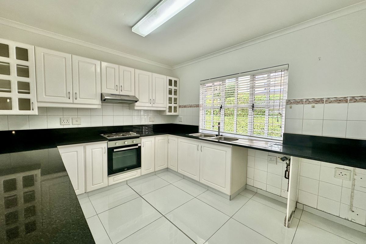 3 Bedroom Townhouse To Rent in Seaward Estates - Photo 2