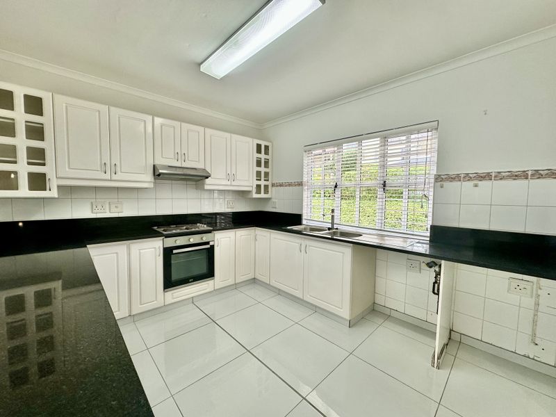 3 Bedroom Townhouse To Rent in Seaward Estates - Photo 2
