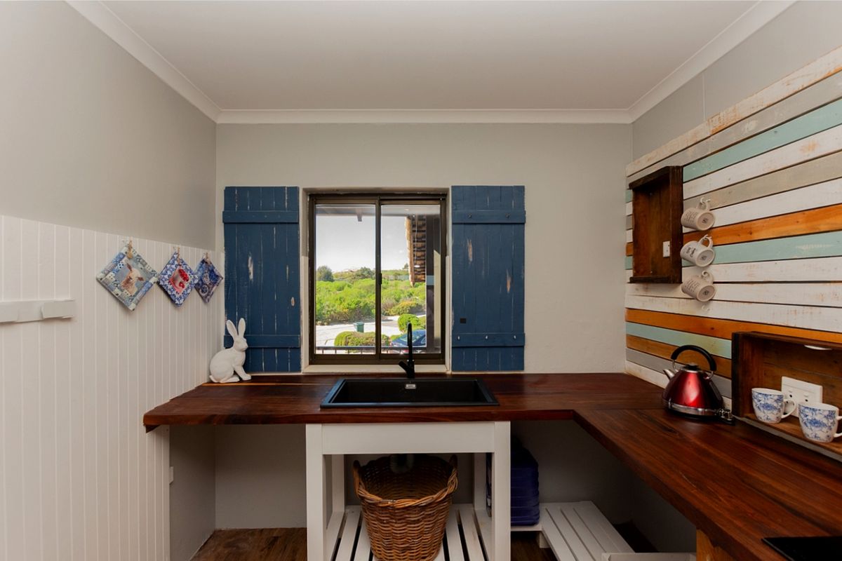 Clubhouse-Side Upstairs Apartment with Enclosed Braai Balcony - Photo 5