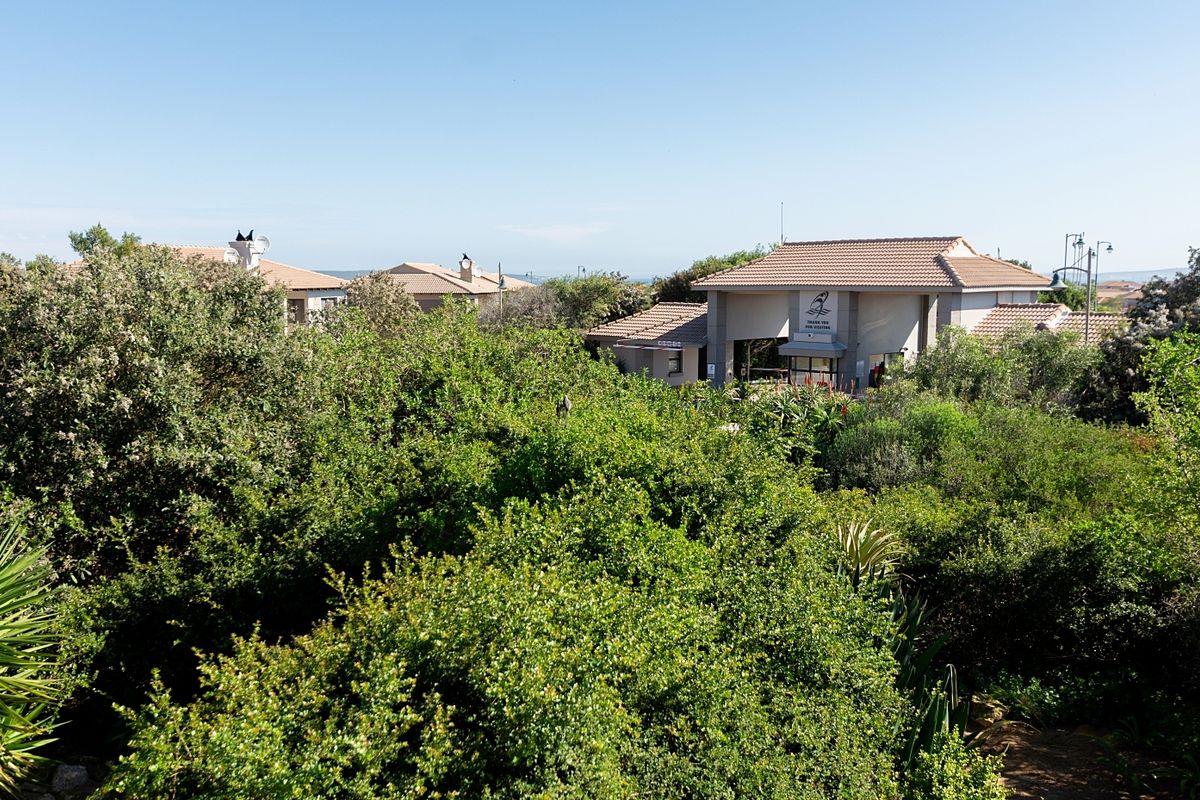 Clubhouse-Side Upstairs Apartment with Enclosed Braai Balcony - Photo 2