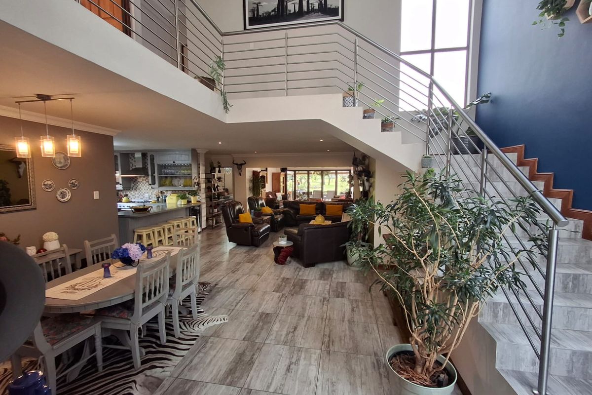 Picture-Perfect Family Home in Prestigious Golf Estate - Photo 2