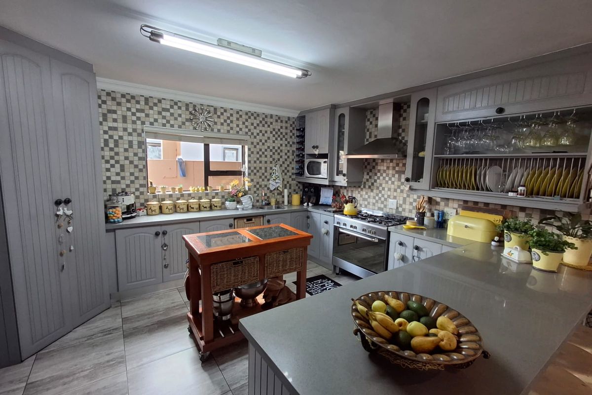 Picture-Perfect Family Home in Prestigious Golf Estate - Photo 3