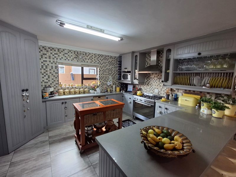 Picture-Perfect Family Home in Prestigious Golf Estate - Photo 3