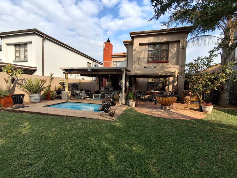 Picture-Perfect Family Home in Prestigious Golf Estate - Photo 1