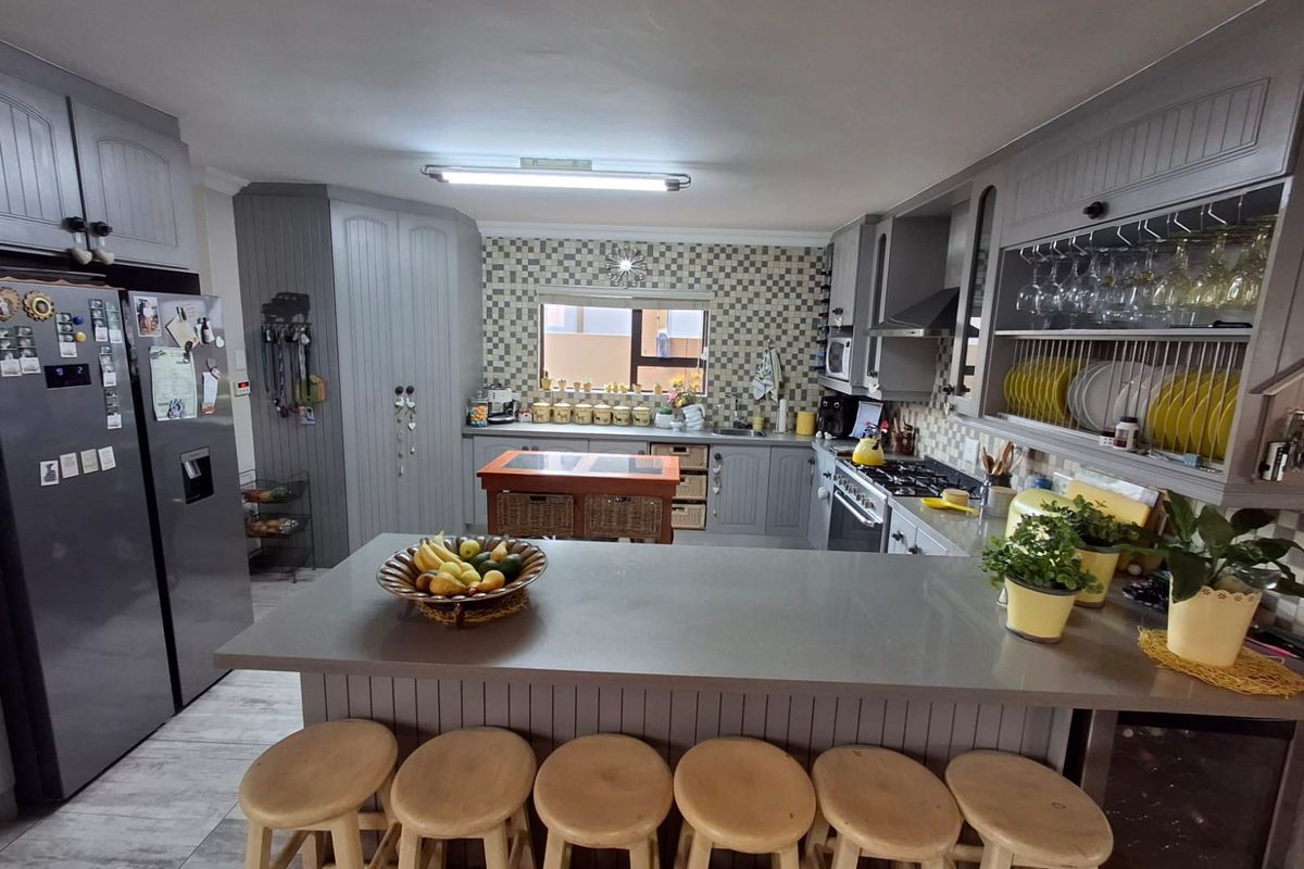 Picture-Perfect Family Home in Prestigious Golf Estate - Photo 4