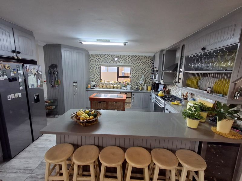 Picture-Perfect Family Home in Prestigious Golf Estate - Photo 4