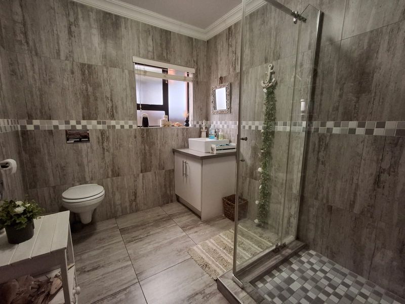 Picture-Perfect Family Home in Prestigious Golf Estate - Photo 9