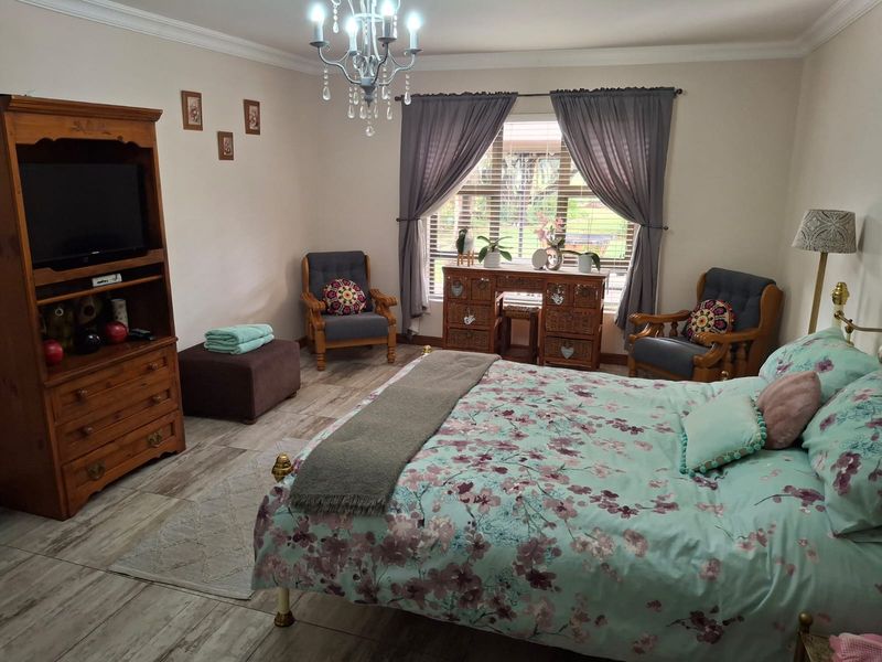Picture-Perfect Family Home in Prestigious Golf Estate - Photo 8
