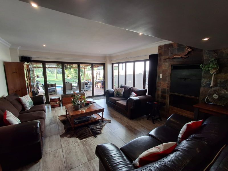 Picture-Perfect Family Home in Prestigious Golf Estate - Photo 7