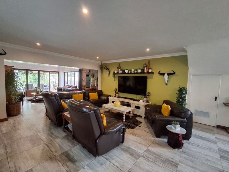 Picture-Perfect Family Home in Prestigious Golf Estate - Photo 6