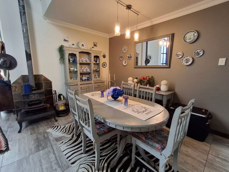 Picture-Perfect Family Home in Prestigious Golf Estate - Photo 5