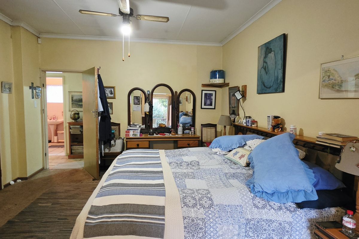 Spacious Family Home with Entertainment Areas and Large Yard - Photo 2