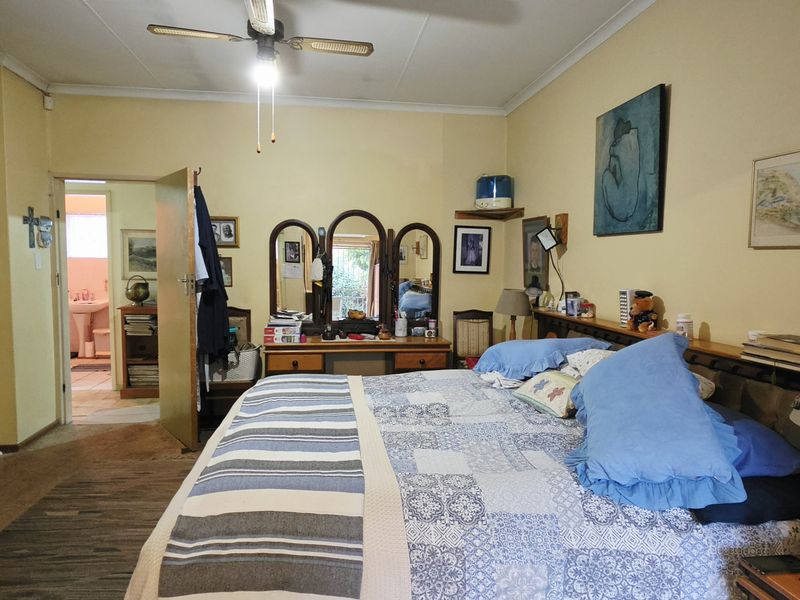 Spacious Family Home with Entertainment Areas and Large Yard - Photo 2