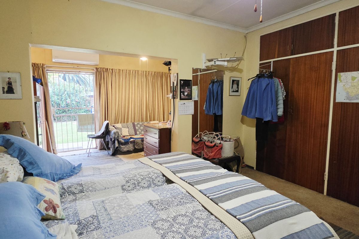 Spacious Family Home with Entertainment Areas and Large Yard - Photo 3
