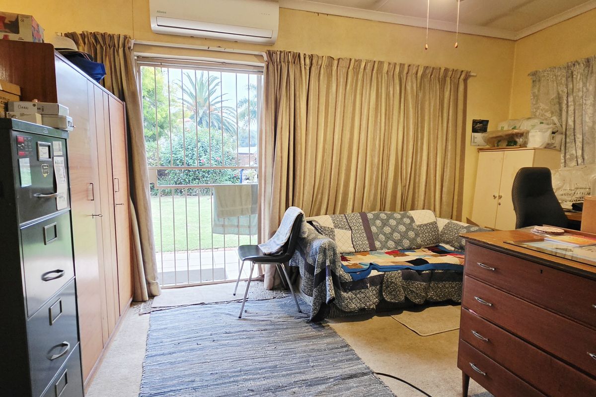Spacious Family Home with Entertainment Areas and Large Yard - Photo 5