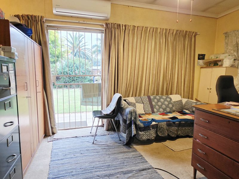 Spacious Family Home with Entertainment Areas and Large Yard - Photo 5