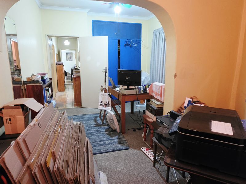 Spacious Family Home with Entertainment Areas and Large Yard - Photo 9