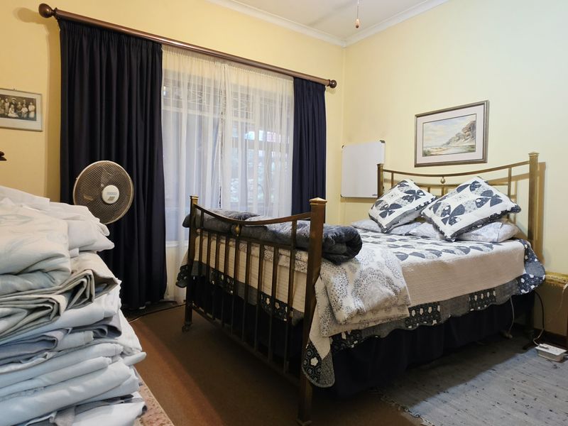 Spacious Family Home with Entertainment Areas and Large Yard - Photo 10