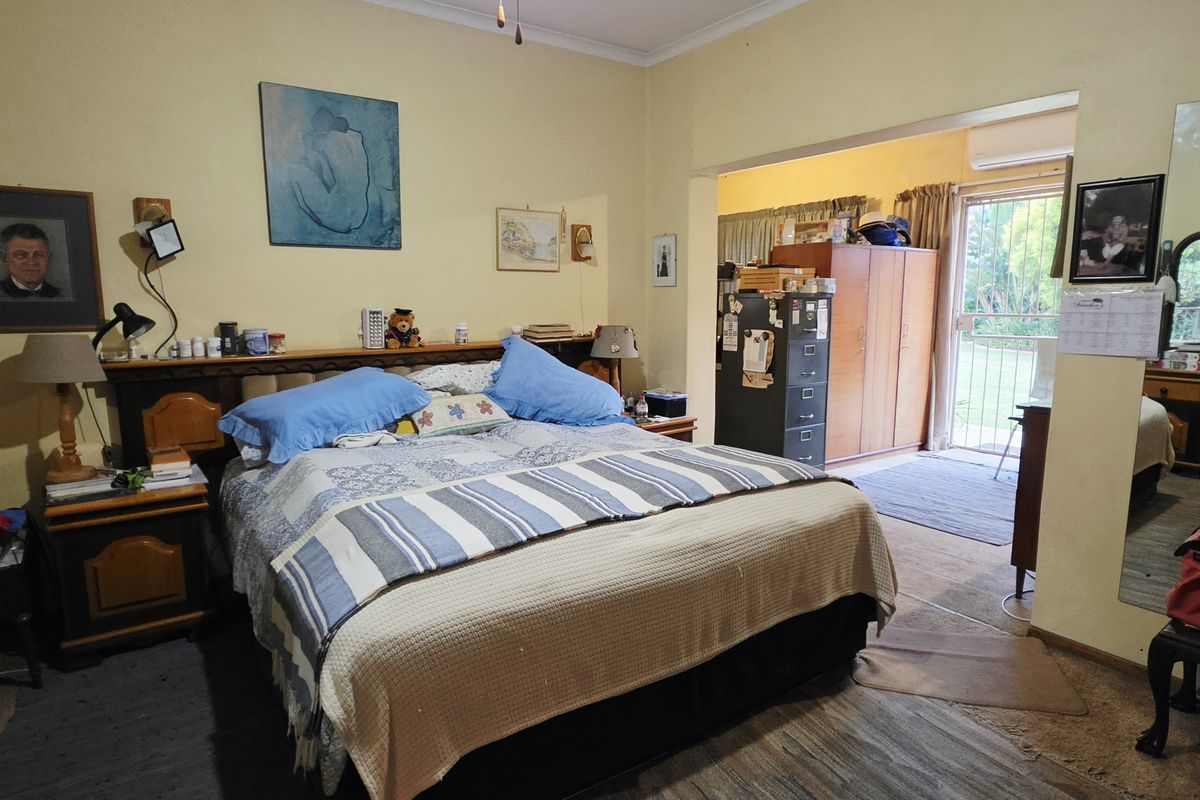 Spacious Family Home with Entertainment Areas and Large Yard - Photo 4