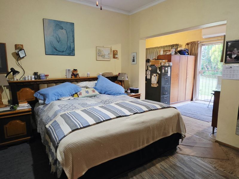 Spacious Family Home with Entertainment Areas and Large Yard - Photo 4