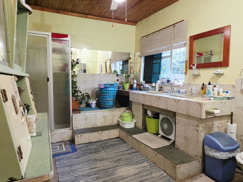 Spacious Family Home with Entertainment Areas and Large Yard - Photo 7