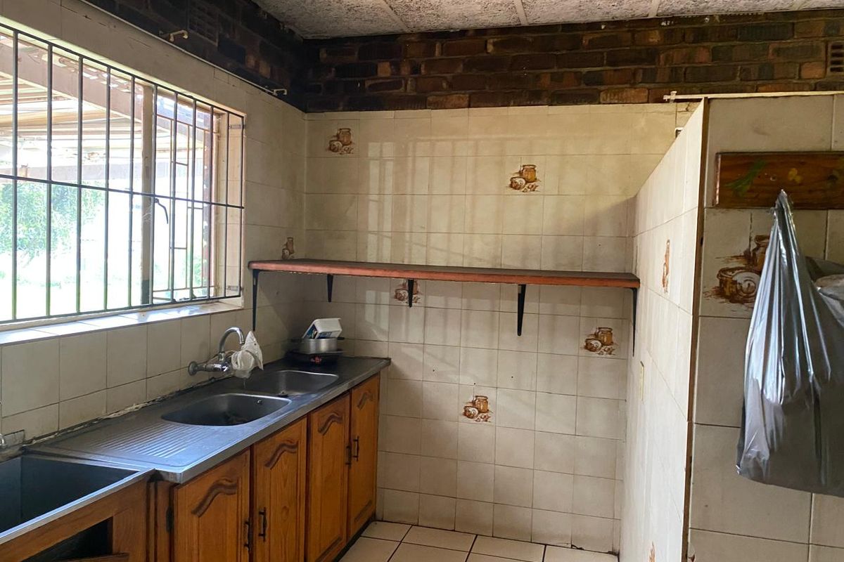Discover this stunning 22-bedroom house in Bedworth Park, Vereeniging—perfect for luxury living or - Photo 5
