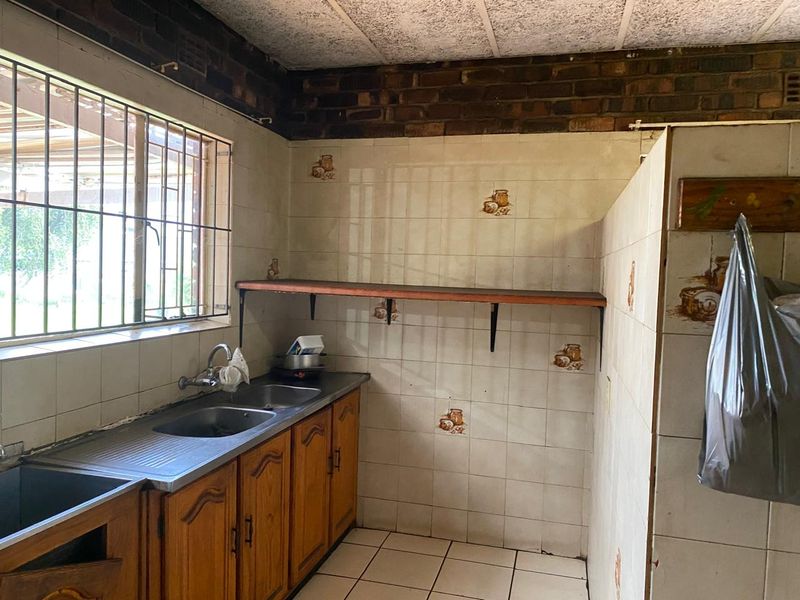 Discover this stunning 22-bedroom house in Bedworth Park, Vereeniging—perfect for luxury living or - Photo 5