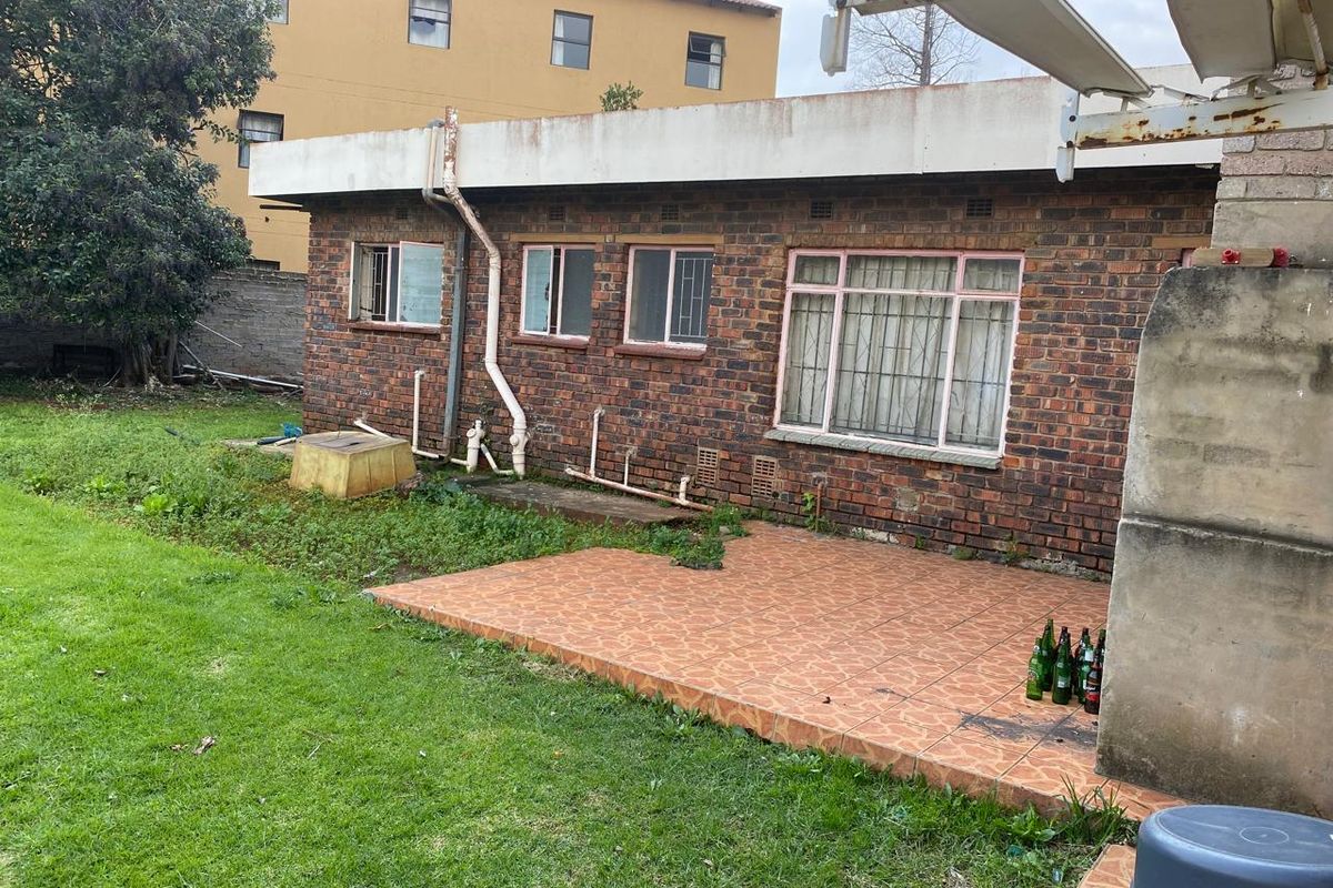 Discover this stunning 22-bedroom house in Bedworth Park, Vereeniging—perfect for luxury living or - Photo 2