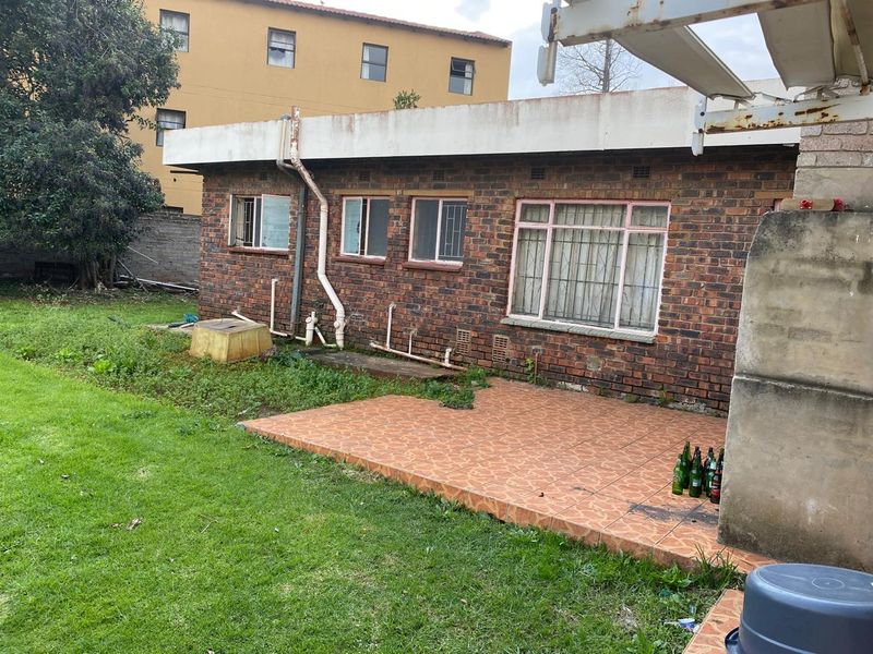 Discover this stunning 22-bedroom house in Bedworth Park, Vereeniging—perfect for luxury living or - Photo 2