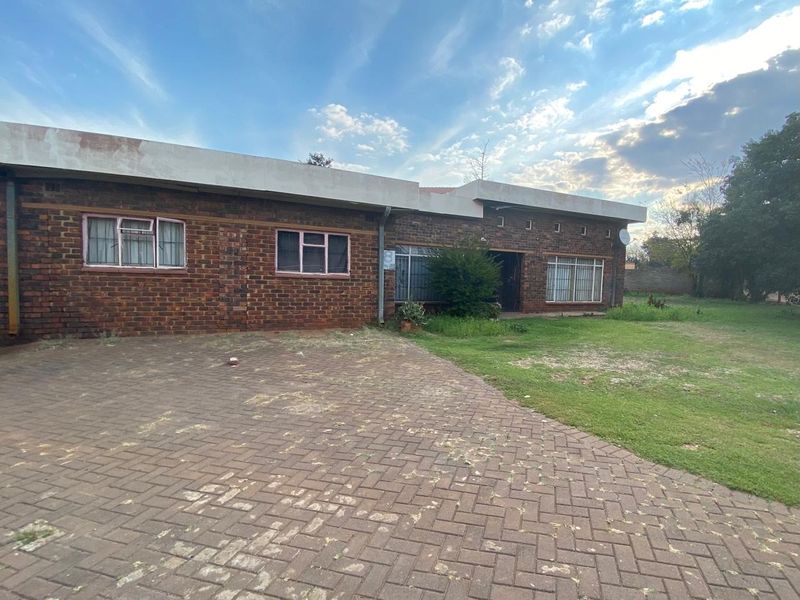 Discover this stunning 22-bedroom house in Bedworth Park, Vereeniging—perfect for luxury living or - Photo 8