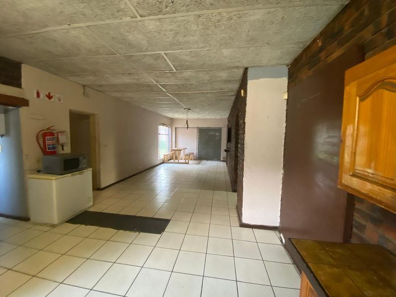 Discover this stunning 22-bedroom house in Bedworth Park, Vereeniging—perfect for luxury living or - Photo 6