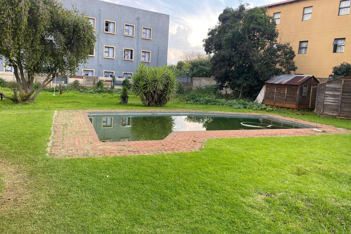 Discover this stunning 22-bedroom house in Bedworth Park, Vereeniging—perfect for luxury living or - Photo 3