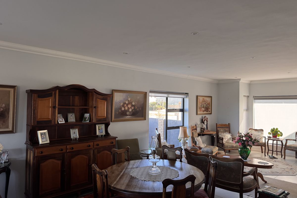 Sunny Single Level Living with Stunning Sea and Mossel Bay Views - Photo 4