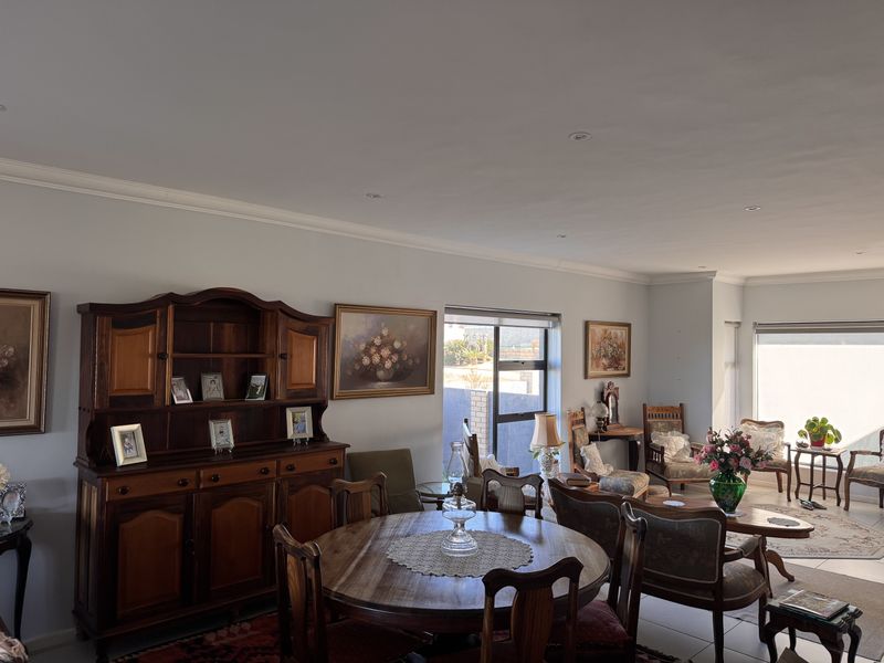 Sunny Single Level Living with Stunning Sea and Mossel Bay Views - Photo 4