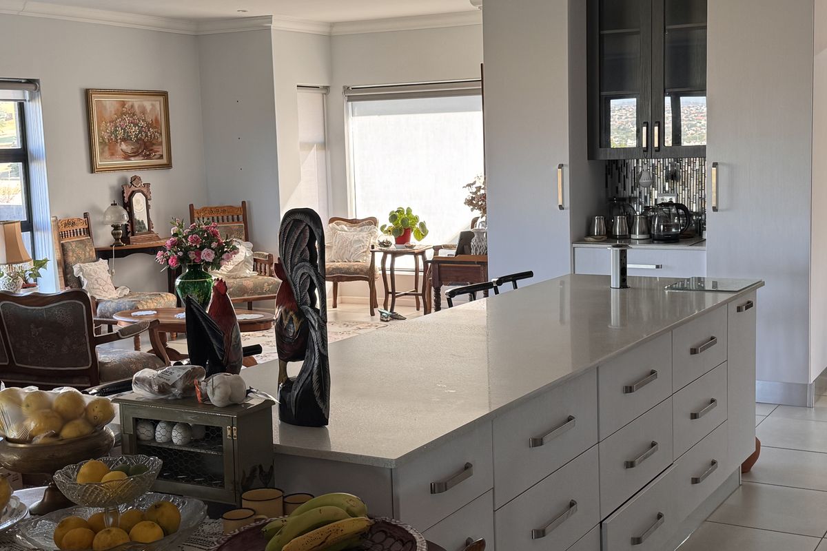 Sunny Single Level Living with Stunning Sea and Mossel Bay Views - Photo 3