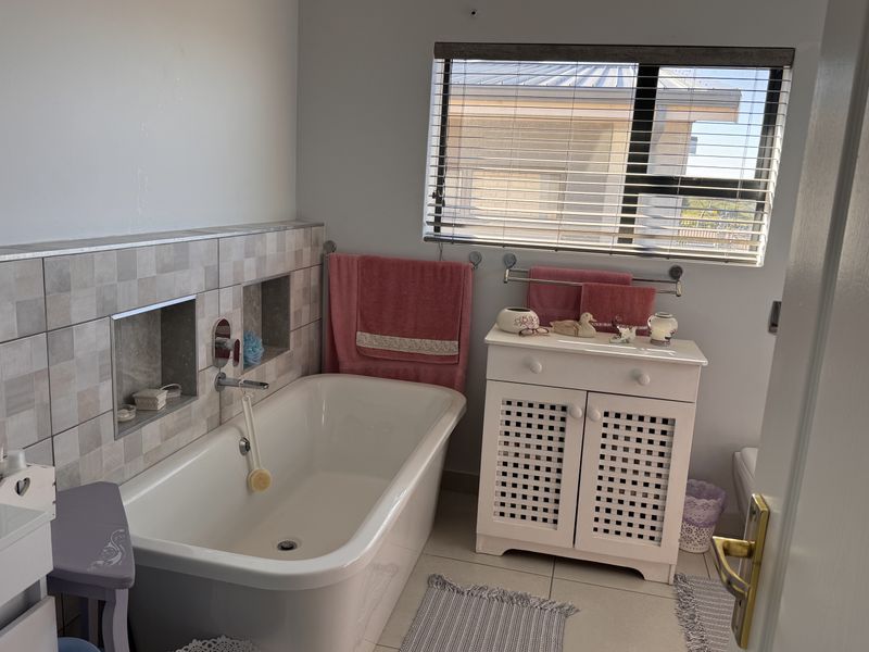 Sunny Single Level Living with Stunning Sea and Mossel Bay Views - Photo 8