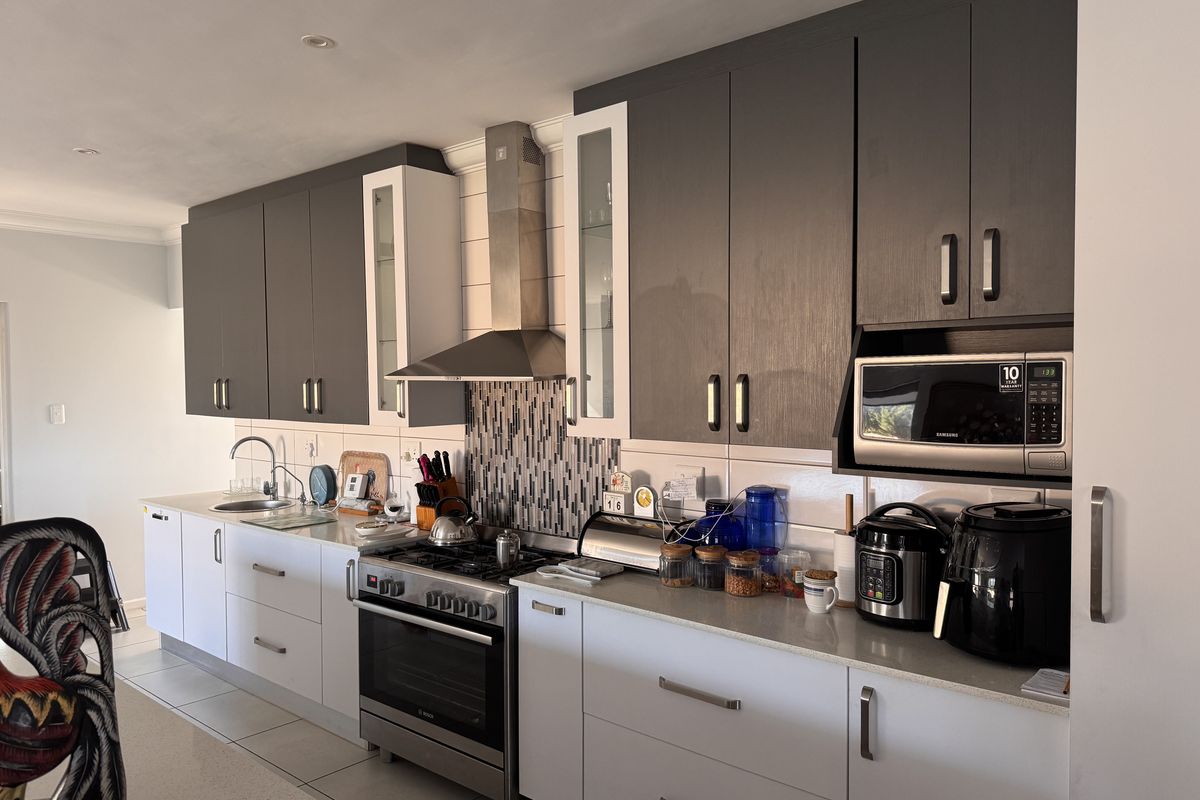Sunny Single Level Living with Stunning Sea and Mossel Bay Views - Photo 2
