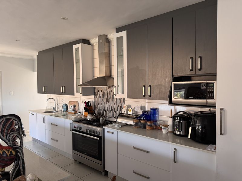 Sunny Single Level Living with Stunning Sea and Mossel Bay Views - Photo 2