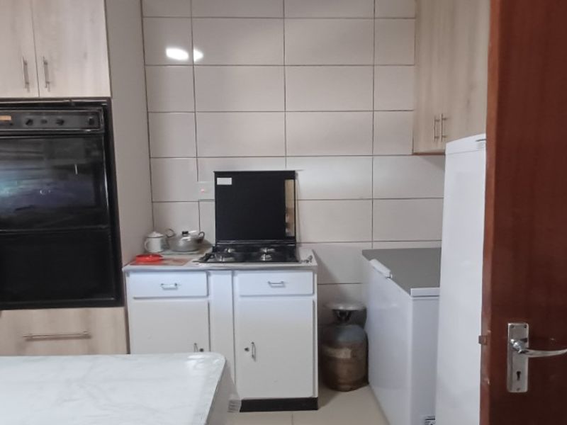 4 Bedroom Family Home with Flatlet in Jinnah Park, Bela-Bela - Photo 4