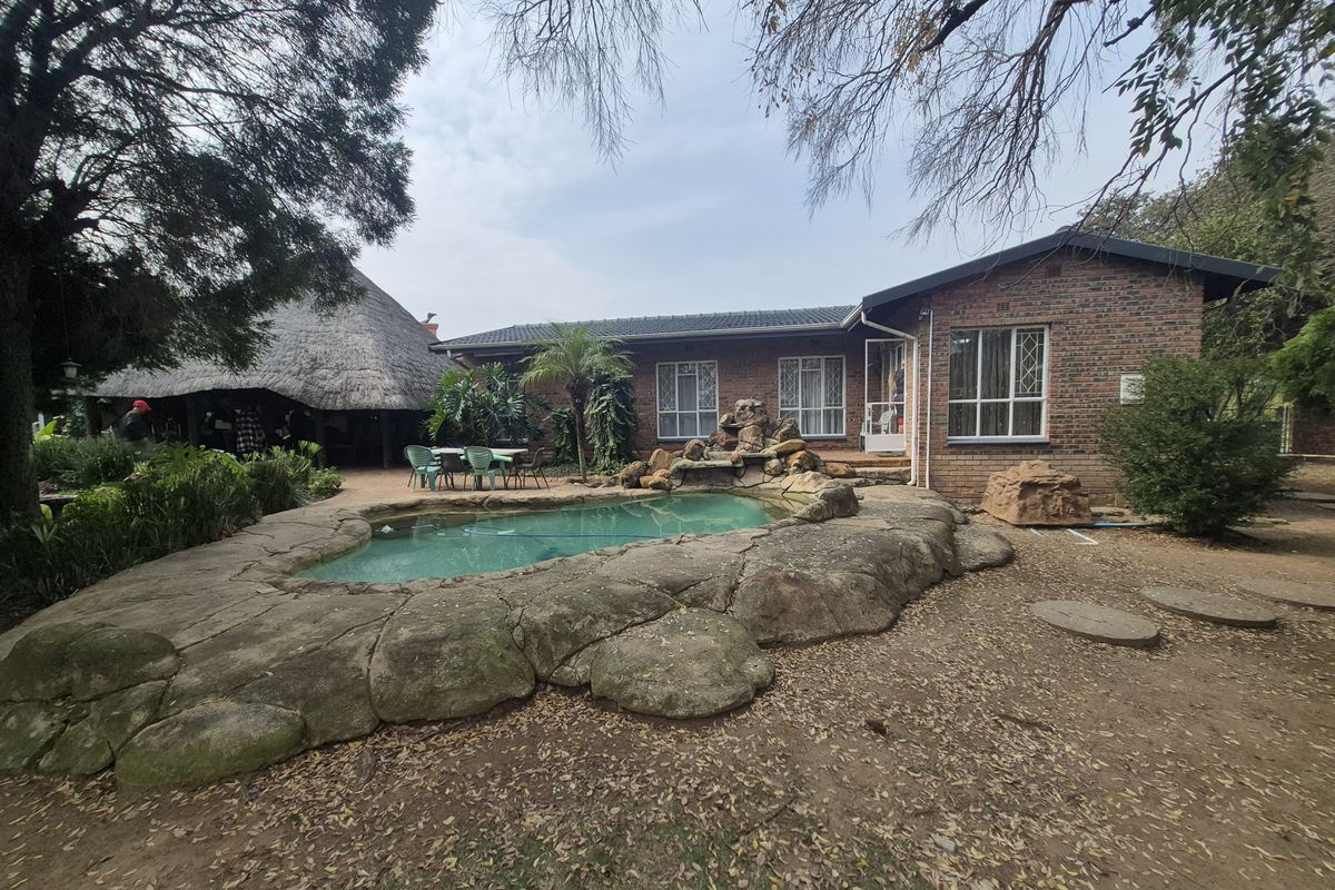 Entertainer’s Dream with Pool, Lapa & Spacious Family Living! - Photo 5